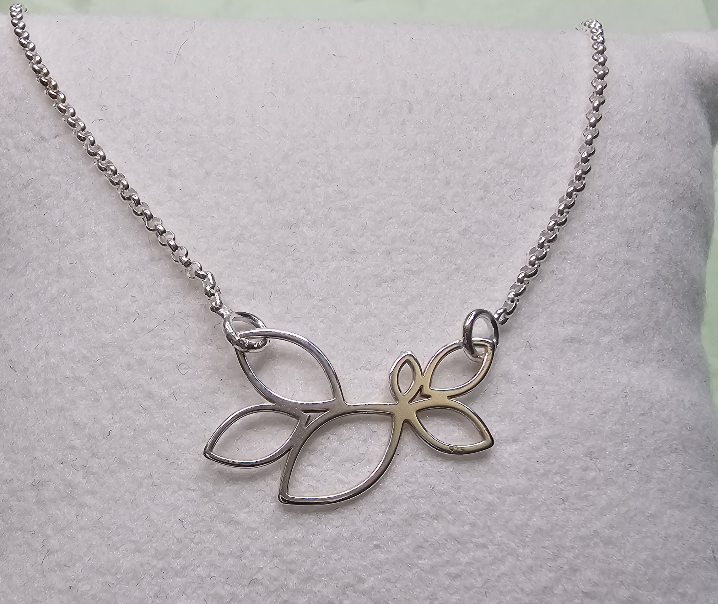 Collar choker de plata con hojas