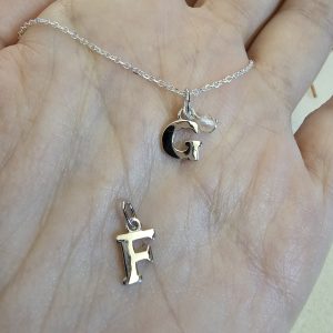 Colgantes de letras hechos a mano en plata de ley 925 con cadena de plata y acabado pulido brillante.